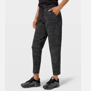 Lululemon Keep Moving Pant 7/8 High Rise Women's Size 14 Black Camo ~ Excellent